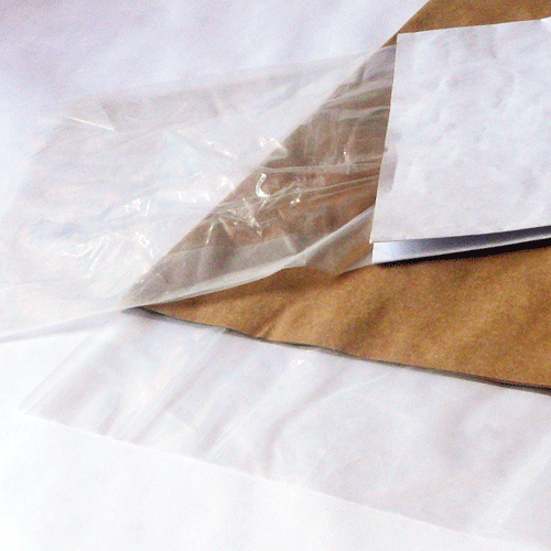 Bolsas con forro plástico impermeable.